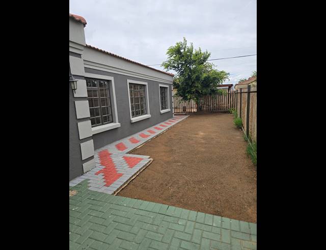 4 BEDROOM HOUSE FOR SALE IN MANDELA VIEW